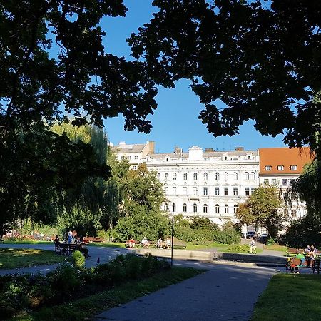 Charles Apartment Praha Bagian luar foto