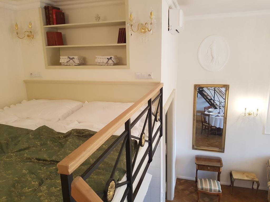 Charles Apartment Praha Bagian luar foto