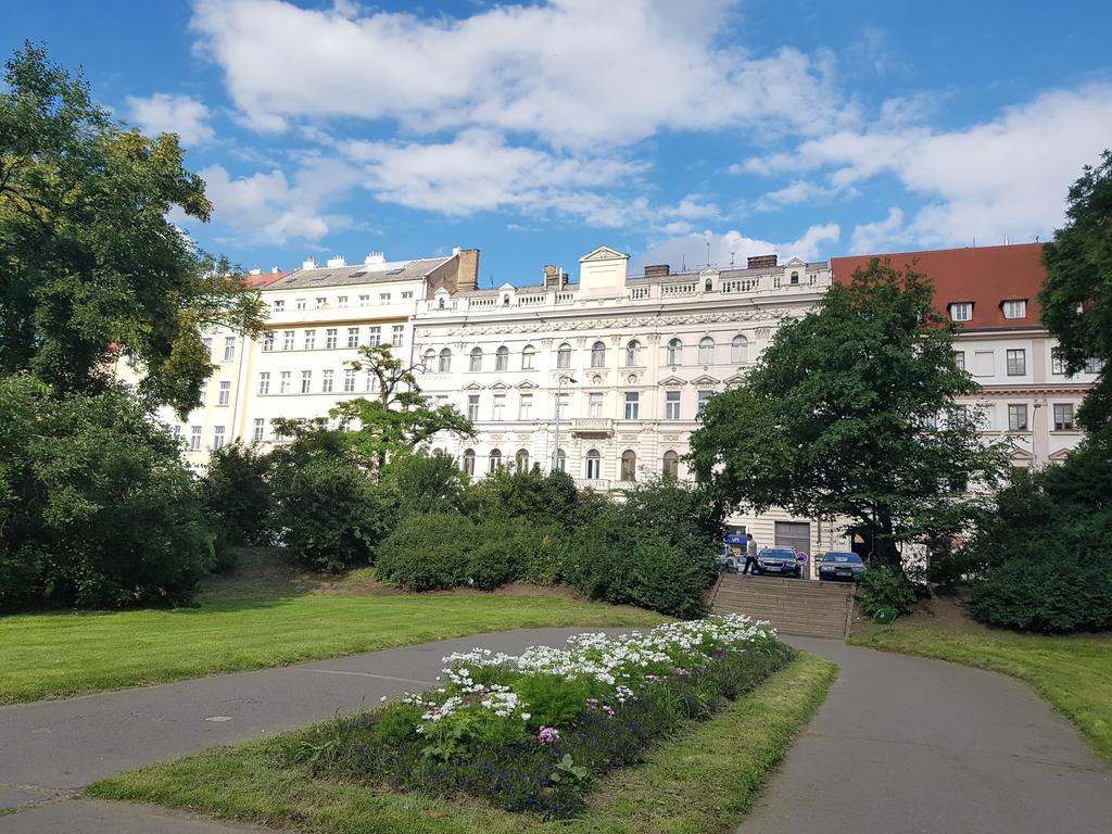 Charles Apartment Praha Bagian luar foto