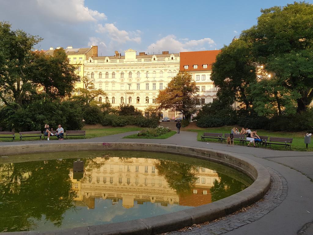 Charles Apartment Praha Bagian luar foto