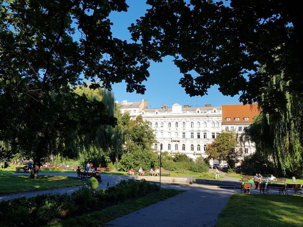Charles Apartment Praha Bagian luar foto