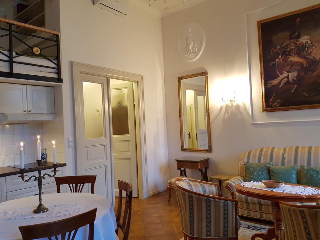 Charles Apartment Praha Bagian luar foto