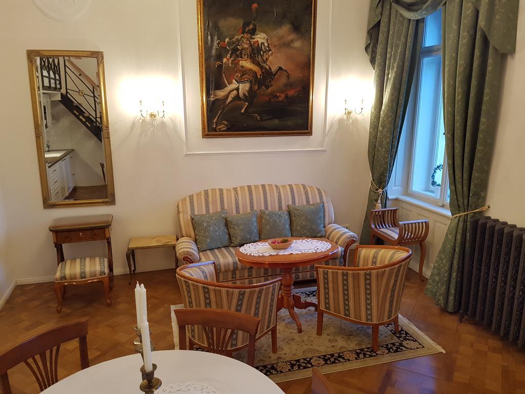 Charles Apartment Praha Bagian luar foto