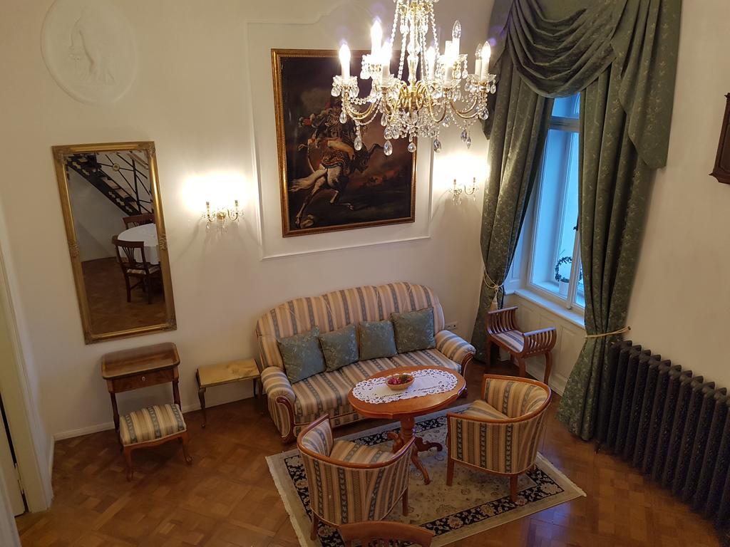 Charles Apartment Praha Bagian luar foto