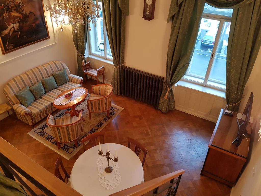 Charles Apartment Praha Bagian luar foto