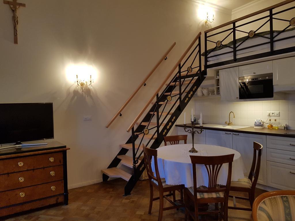 Charles Apartment Praha Bagian luar foto