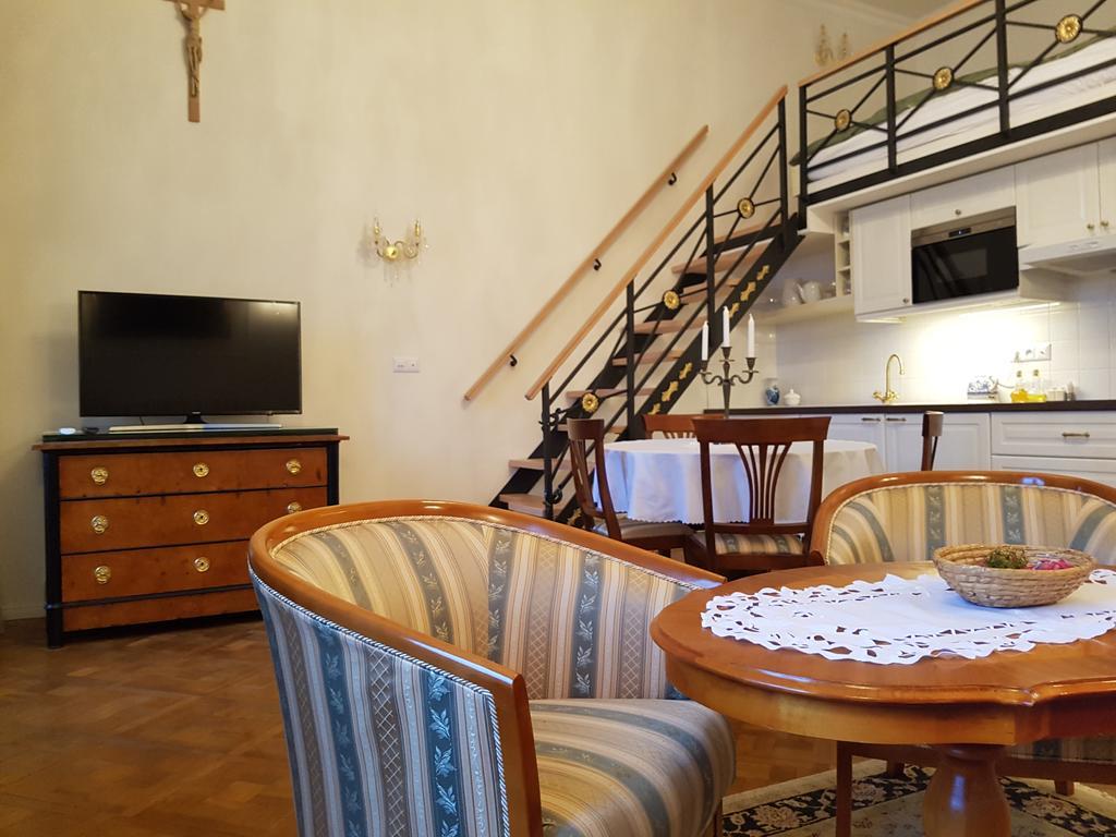 Charles Apartment Praha Bagian luar foto