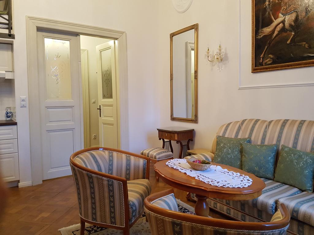 Charles Apartment Praha Bagian luar foto