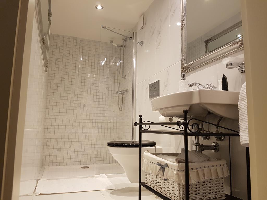Charles Apartment Praha Bagian luar foto