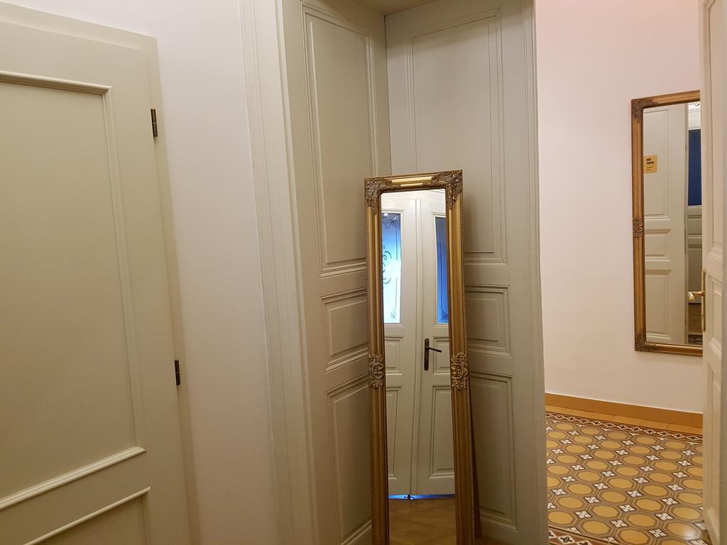 Charles Apartment Praha Bagian luar foto