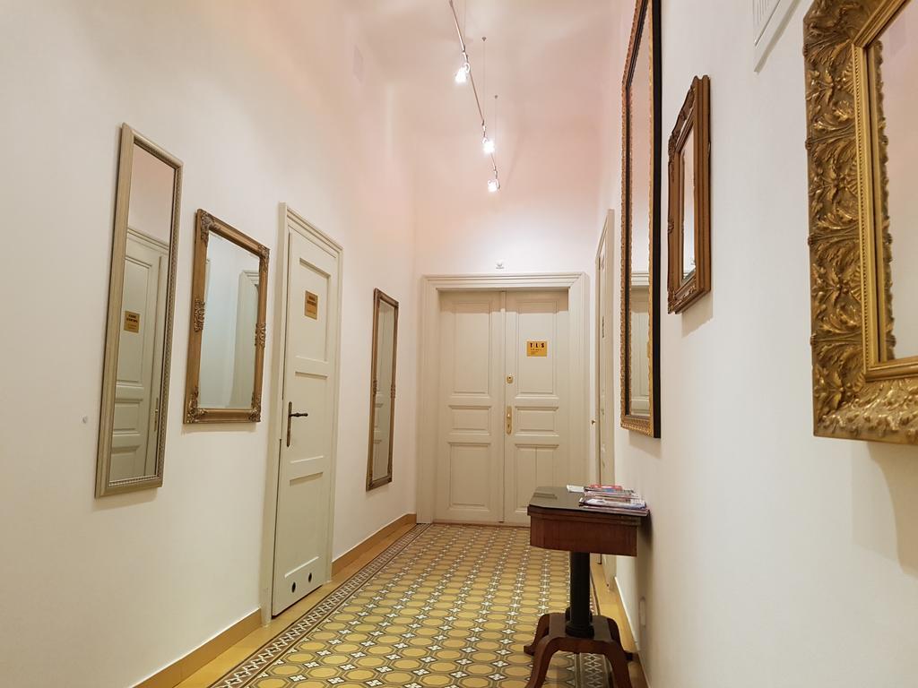 Charles Apartment Praha Bagian luar foto
